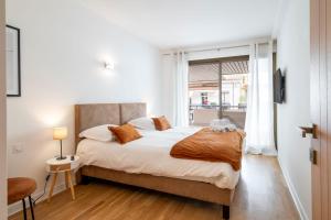 une chambre avec un grand lit et une fenêtre dans l'établissement 1958 - Luxury apartment Gray Albion - 100m Palais, à Cannes
