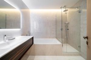 une salle de bain avec une baignoire, un lavabo et une douche dans l'établissement 1958 - Luxury apartment Gray Albion - 100m Palais, à Cannes