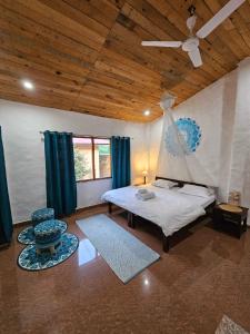 Rúm í herbergi á Shiv Shakti Yogpeeth Cottages