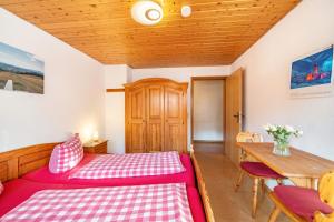 Postel nebo postele na pokoji v ubytování Haus Schöneck