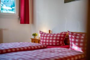 Postel nebo postele na pokoji v ubytování Haus Schöneck