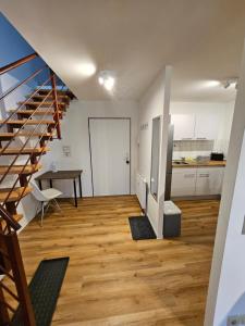 a room with a staircase and a table and a kitchen at FERIENWOHNUNG 57m2 APARTMENT 2 RAUM MAISONETTEN WOHNUNG im ZITTAUER STADTZENTRUM INNENSTADT INNENRING TOP LAGE MARKT UND RATHAUS NÄHE in Zittau +29 photos