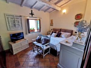 Un dormitorio con una cama, una mesa y una silla. en Casale Mariella, en Bellegra 37 fotos más