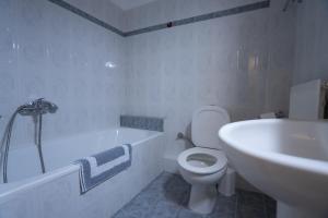 A bathroom at Asteras Hotel Még 35 kép