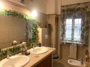 Ένα μπάνιο στο Roux apartment +13 φωτογραφίες