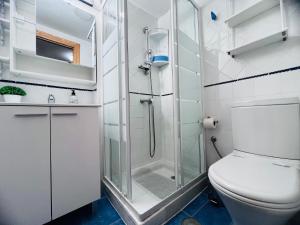 ein weißes Badezimmer mit Dusche und Toilette in der Unterkunft Apartamentos Bluettravel Parador 1 in Sierra Nevada + 100 Fotos