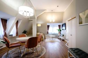 Televízia a/alebo spoločenská miestnosť v ubytovaní Hotel Książ