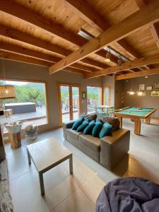 Χώρος καθιστικού στο SERENA Casas de Montaña by Visionnaire