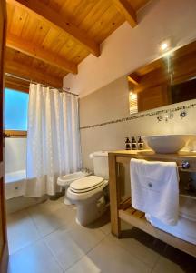 Ένα μπάνιο στο SERENA Casas de Montaña by Visionnaire