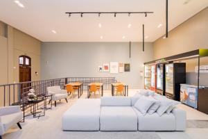 un soggiorno con un divano bianco e un tavolo di Log! Curitiba a Curitiba