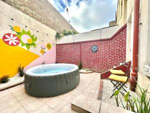 a hot tub in the courtyard of a building at Maison Familiale Le Havre in Le Havre