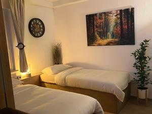 Ένα ή περισσότερα κρεβάτια σε δωμάτιο στο Moderne Wohnung mit Waldflair und Kaffeegenuss