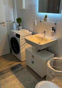 Ένα μπάνιο στο Moderne Wohnung mit Waldflair und Kaffeegenuss
