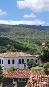 伦索伊斯Casa Bastos的享有田野景致的白色建筑