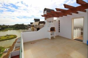 Casa bianca con vista sul fiume di Soltroia - Lake & Beach serenity a Carvalhal