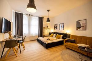 a living room with a couch and a table at Little Altstadt-Studio am Bahnhof-Wlan-Parkplatz in Erfurt