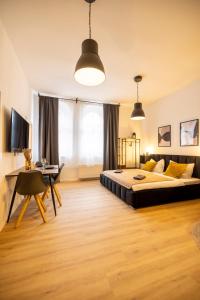 a bedroom with a bed and a desk with a computer at Little Altstadt-Studio am Bahnhof-Wlan-Parkplatz in Erfurt