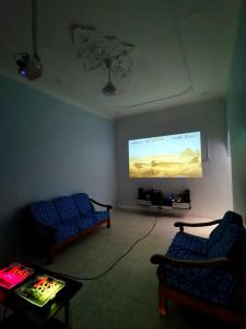 Un televizor și/sau centru de divertisment la Batu Pahat Town House TvBox Karaoke Pandora Box