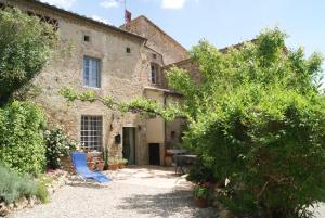 an external view of a stone house with trees at Agriturismo Le Cantine in Poggibonsi