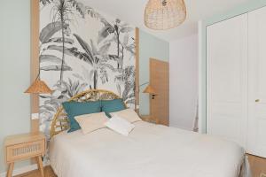 A bed or beds in a room at Le Temps d'une Pause