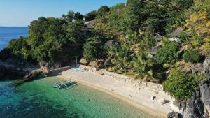 una vista aérea de una playa cerca del océano en Tinaoog Beach Resort, en Romblon