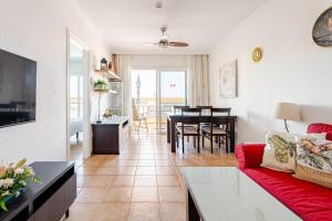 Televízia a/alebo spoločenská miestnosť v ubytovaní Apartment Playa la Arena