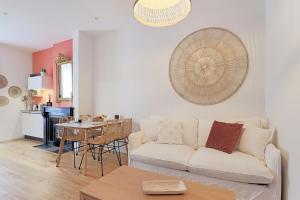 A seating area at Le Temps d'une Pause
