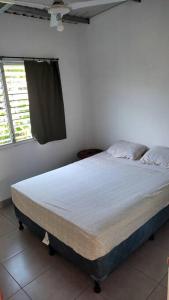 Ένα ή περισσότερα κρεβάτια σε δωμάτιο στο Apartment at Abacaxi Artspace