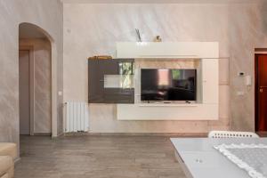 ローマにあるAmars Houseのリビングルーム(壁掛け式薄型テレビ付)