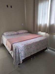 En eller flere senge i et værelse på Apartamento Praia centro 03