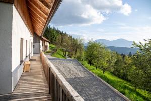 einen Balkon eines Hauses mit Bergblick in der Unterkunft Peaceful Slovenj Gradec Holiday Villa Escape in Pameče