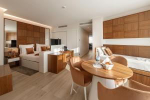 a hotel room with a bed and a table and chairs at Hotel Alvorada in Estoril