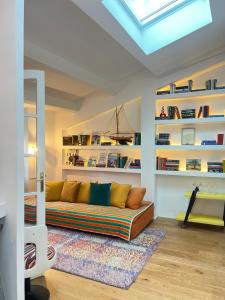 a living room with a couch and some shelves at LE ZOLA Appartement solaire in La Ciotat
