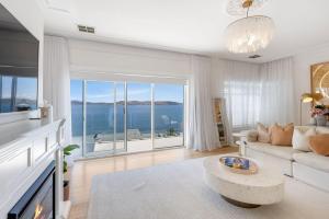 TV a/nebo společenská místnost v ubytování Waterfront luxe- a Hobart oasis