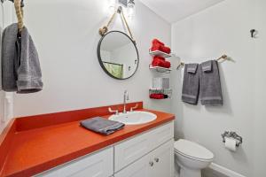 Un baño con lavabo, espejo e inodoro. en Pirates Den, en Cedar Key 14 fotos más