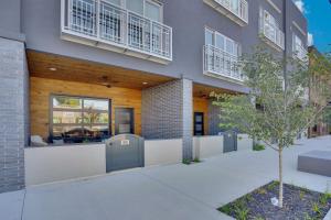 an exterior view of a building with a tree at Main Street Retreat Chatt in Chattanooga