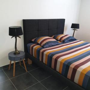 Voodi või voodid majutusasutuse L'Anse Plage appartement 2 chambres avec spa à 200 m de la plage, jardin Privé et Parking toas