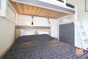 ラ・セーヌ・シュル・メールにあるEscapade cornicheのベッドルーム1室(二段ベッド1組、はしご付)