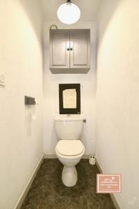 ラ・セーヌ・シュル・メールにあるEscapade cornicheの部屋にある白いトイレ付きのバスルーム