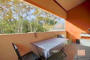 ラ・セーヌ・シュル・メールにあるEscapade cornicheの窓のある部屋にあるテーブルと椅子 +14枚の写真