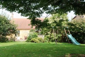 un parco giochi in un cortile con scivolo di Maison de vacances dans grand jardin arboré à La Chapelle-Saint-Fray proche Le Mans Sarthe, Pays-de-la-Loire a Domfront-en-Champagne