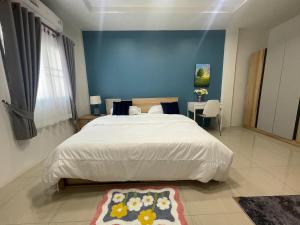 A bed or beds in a room at Lazy shot