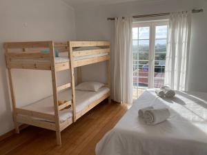Postel nebo postele na pokoji v ubytování FreeSurfCamp & Hostel