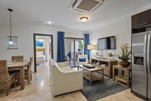 Una sala de estar con cocina y comedor. en PC301 - Pool View - Perfect for a couple - Close to Palm Beach - 1BR, en Palm-Eagle Beach