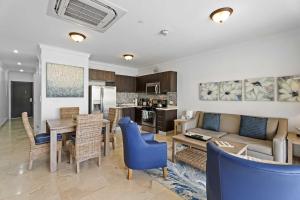 una sala de estar con un sofá y una mesa en PC412 - Pool View - 1BR Perfect for a couple or Family - Close to Palm Beach - 1BR, en Palm-Eagle Beach