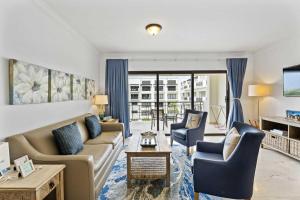 una sala de estar con un sofá y dos sillas en PC412 - Pool View - 1BR Perfect for a couple or Family - Close to Palm Beach - 1BR, en Palm-Eagle Beach