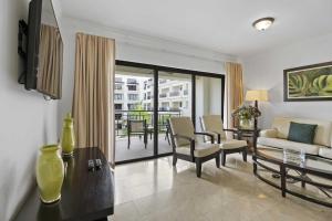 una sala de estar con un sofá y una mesa en PC314 - Pool View - Couple or Family with kids - 1BR, en Palm-Eagle Beach