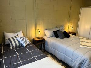 two beds sitting next to each other in a room at A solo 15min del aeropuerto EZEIZA in Ezeiza