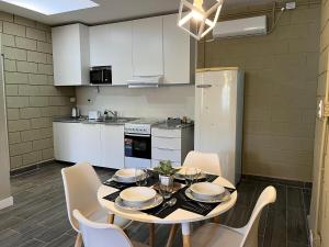 a kitchen with a table with plates and bowls on it at A solo 15min del aeropuerto EZEIZA in Ezeiza