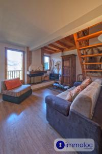 Una gran sala de estar con un sofá y una mesa de billar. en AURON Duplex apartment, en Auron